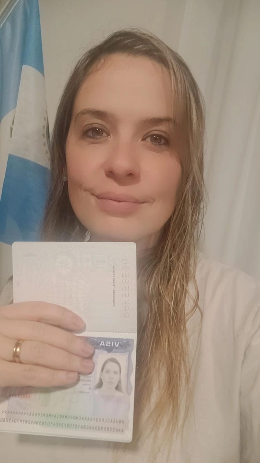 Cliente de MyFastVisa con su pasaporte