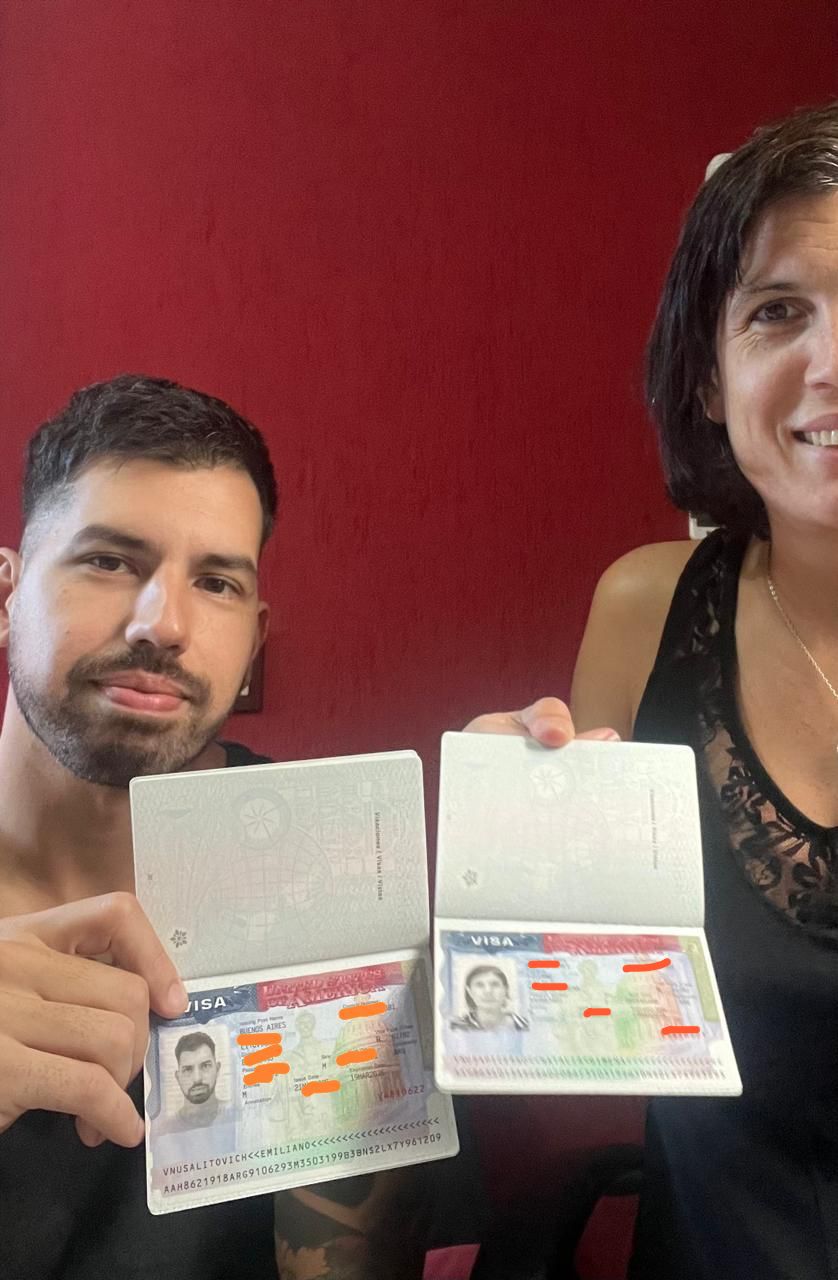 Clientes de MyFastVisa con su visa estadounidense