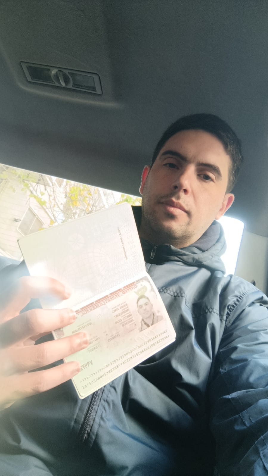 Cliente de MyFastVisa con su pasaporte
