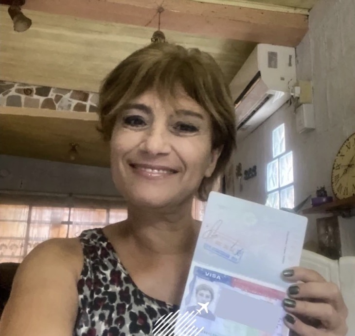 Clienta de MyFastVisa con su visa